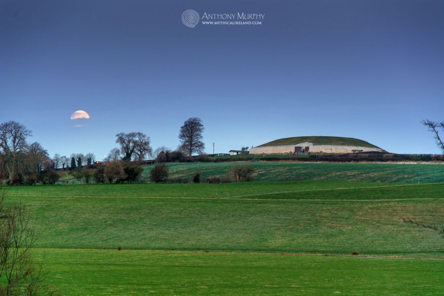 Setting full moon at Newgrange