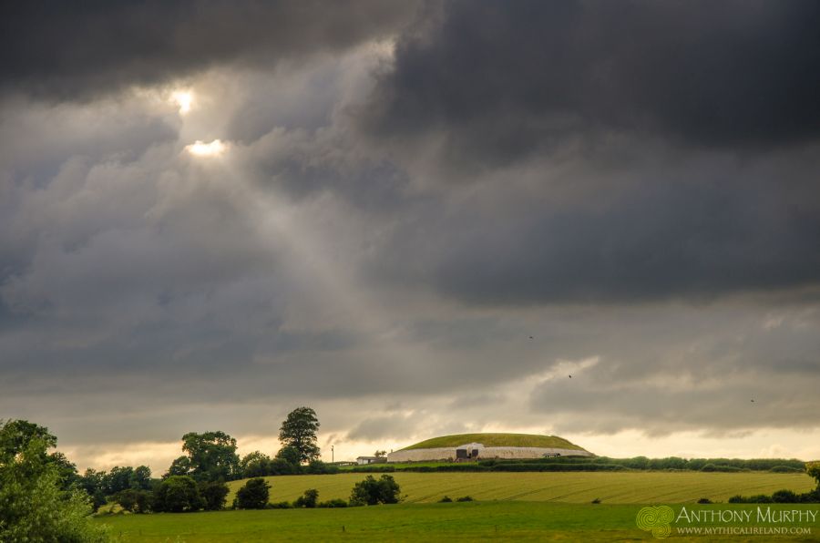 A sun beam strikes Síd in Broga