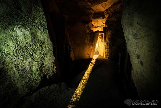 Triple spiral and solstice light beam in Newgrange chamber
