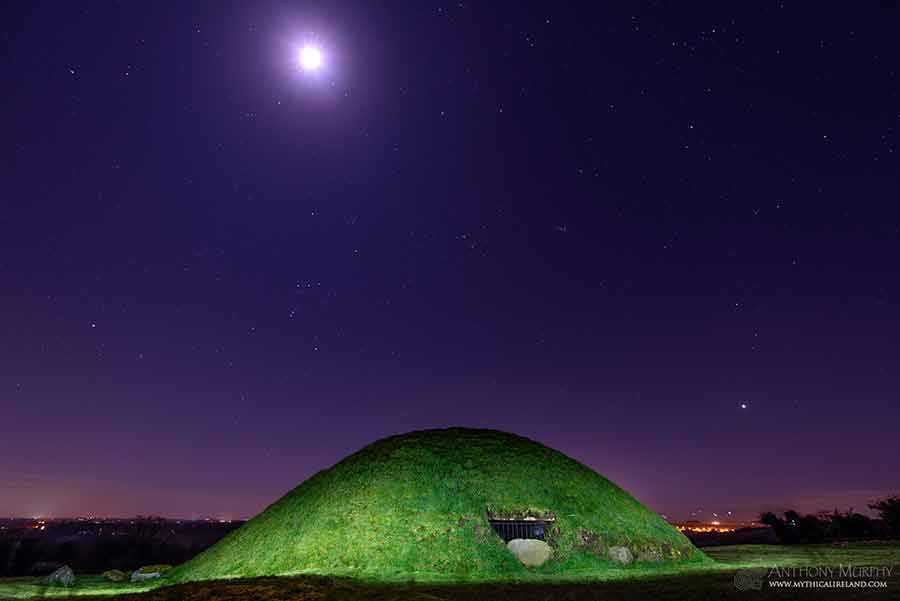 Moon and Venus at Tomb 4 Knowth