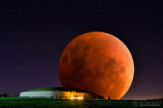 Eclipse dreaming: a blood red moon at Newgrange
