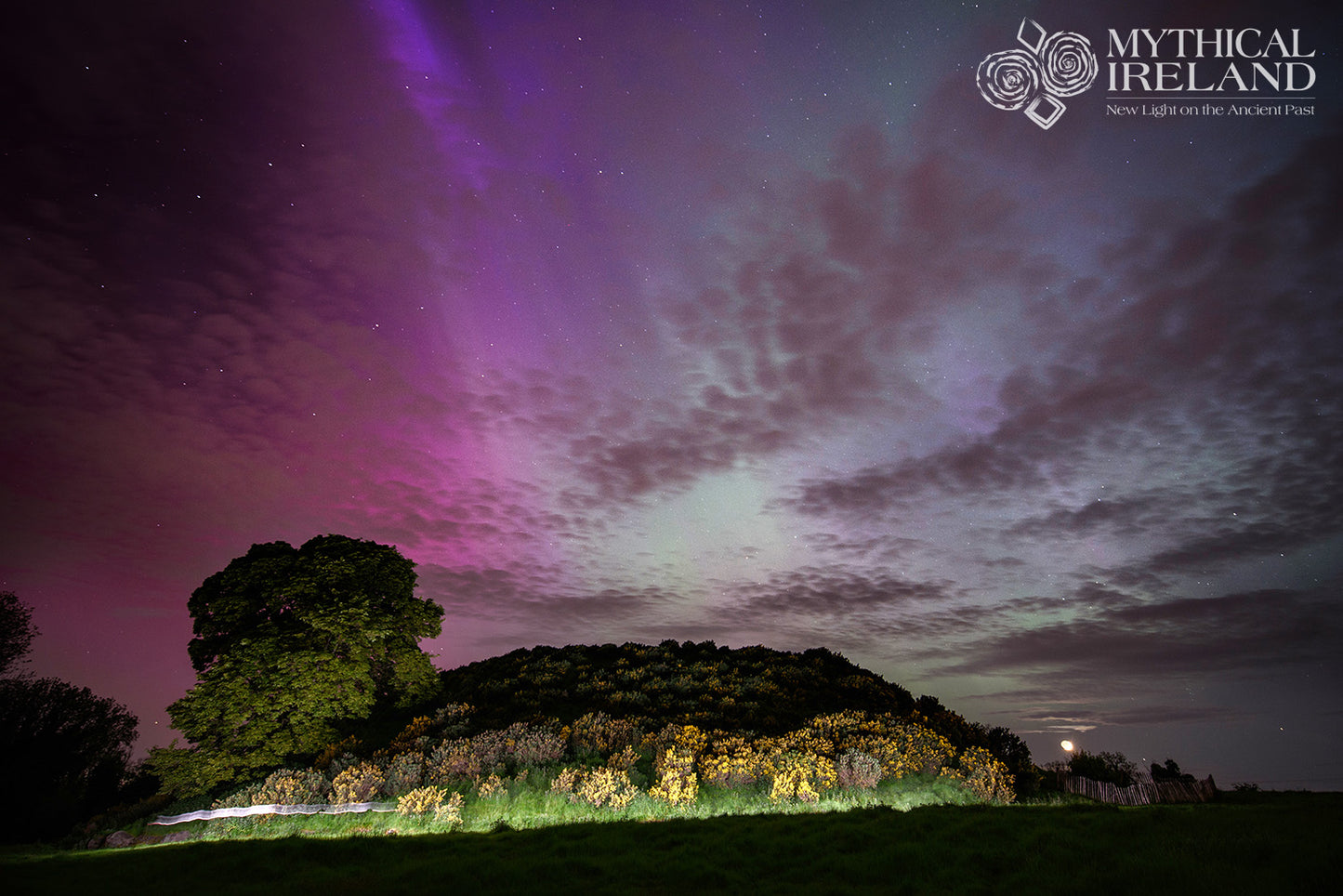 Dowth, aurora and setting moon